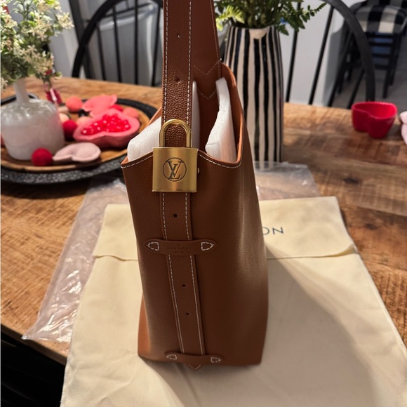 Elegant Brown Leather Shoulder Bag - Picture 6 of 12